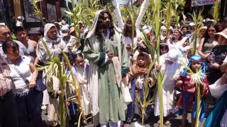 Con la participación de cientos de voluntarios de la comunidad, las calles de Iztapalapa se convierten en un escenario vivo