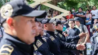 Elementos de seguridad en Mérida resguardan la zona en que ocurrió el deceso