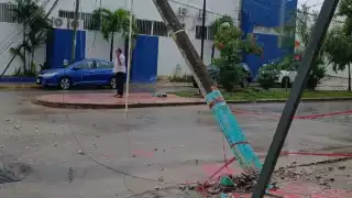 Poste a punto de caer alerta a ciudadanos en Chetumal