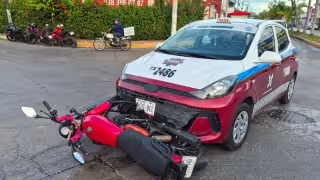 Motociclista resulta lesionado tras ser embestido por un taxi en la glorieta del Cañón; accidente provoca intenso caos vial