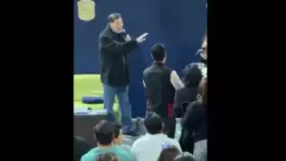 A pesar de las interrupciones, aseguró que no tenía problema en que los inconformes permanecieran