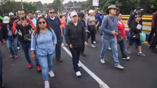La movilización también reunió a integrantes de la CNTE, que mantienen demandas laborales y de pensiones