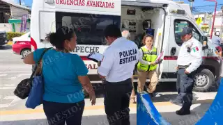 Paramédicos atienden a mujer que cayó desplomada en el paradero de la ría