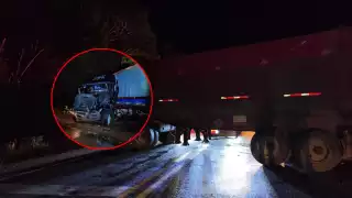 Tractocamión intenta rebase y provoca choque con otro tráiler en San Pablo Pixtún