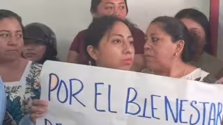 Padres de familia de la primaria Club de Leones No. 5 se manifiestan en las instalaciones