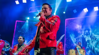 Banda Los Recoditos pausan a su vocalista tras acusaciones de violencia contra su esposa.