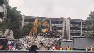 Según la información difundida sobre la obra, el inmueble cuenta con una licencia expedida por la alcaldía Miguel Hidalgo para realizar los trabajos de demolición