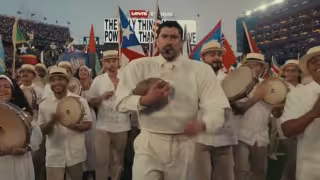 Super Bowl LX: ¿Qué decía el balón de Bad Bunny en el show del medio tiempo?