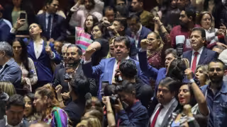 Uno de los puntos centrales del Plan B se encuentra en el artículo 134, donde se fijan límites a las remuneraciones de los funcionarios electorales