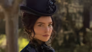 Revelan las primeras fotos de Belinda como Carlota antes del estreno de la serie