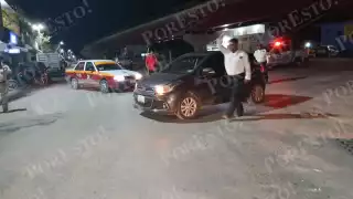 Un taxi Nissan Tsuru se pasó un alto y fue impactado por una camioneta en Escárcega.