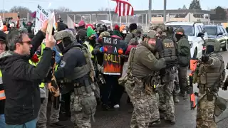 El presidente Donald Trump respaldó la versión del ICE y sostuvo que el agente disparó en defensa propia