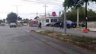 Choque entre vehículos de lujo en la colonia Centro de Chetumal.