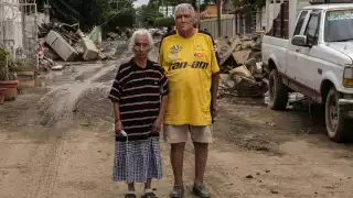 Durante horas, permanecieron abrazados mientras el agua les llegaba hasta la cintura