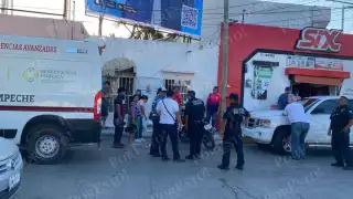 Motociclista pierde el control y atropella a mujer en paso peatonal