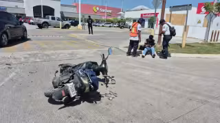 Conductor de BMW provoca accidente, lesiona a motociclista y huye.