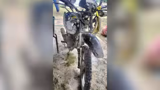 Accidente de tráfico en la avenida Justo Sierra Méndez involucra una motocicleta Cross amarilla y una combi blanca que se dio a la fuga.