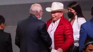 “No está muy violable que digamos”, fue la gfrase que le valío la destitución a Manuel Cavazos (de sombrero)