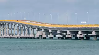 El Puente Zacatal en Ciudad del Carmen, Campeche, es el puente más largo de México, con 3,861 metros de longitud.