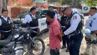 Ciudadanos reportaron que el hombre consumía alcohol y presuntas sustancias en el lugar.