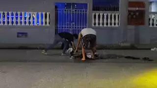 Vecinos presencian altercado por celos que deja daños materiales y tensión