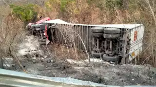 Personal de emergencias acudió al rescate del tráiler