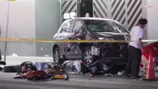 Un automóvil arrolló a un grupo de personas que esperaba ingresar a un club nocturno sobre el bulevar de Santa Mónica