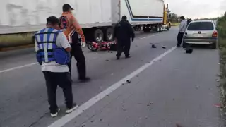 Motociclista termina con tobillo roto tras choque en la carretera federal Villahermosa-Chetumal