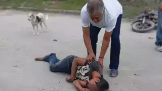 Un joven en motocicleta negra sin placa fue gravemente lesionado al ser arrollado por un automóvil blanco en Xpujil, Calakmul.