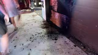 Lanzan bombas molotov contra fachada de residencia