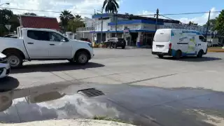 Denuncian vecinos de la colonia Centro fuga de agua sin atender por más de una semana