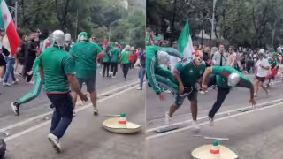 Aficionados se hacen virales al jugar lucha libre en plena avenida: VIDEO