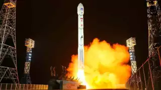 Corea del Norte lanzó al espacio un satélite espía que explotó a los pocos segundos de haber despegado
