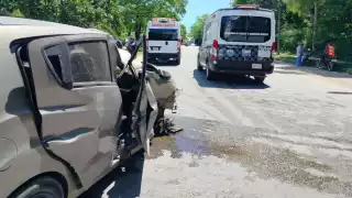Percance vehicular en calles de Chetumal deja cuatro lesionados