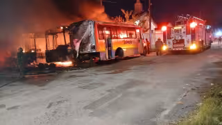 Se incendian minibuses abandonados en la colonia Sambulá.