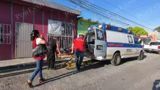 Un motociclista cayó en un bache profundo en la colonia Santa Margarita y sufrió una fractura en el brazo izquierdo.