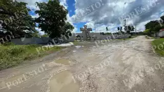 El Panteón La Cruz presenta calles dañadas y zonas con basura y maleza.