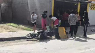 Resulta lesionado motociclista luego de que presuntamente un taxista se volara el alto en la colonia América II