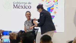 La presidenta de México, Claudia Sheinbaum Pardo recibió la vacuna contra influenza, como parte de la Campaña Nacional de Vacunación
