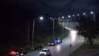 Policías rescatan a adolescente en crisis emocional sobre puente vehicular.