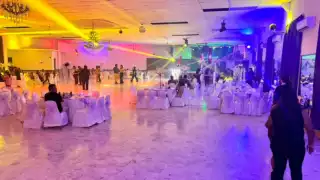 Las imágenes compartidas muestran el salón de eventos casi vacío