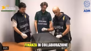 De acuerdo con la Guardia de Finanza, el compartimento estaba sellado y había sido diseñado para dificultar su detección durante los controles ordinarios de equipaje
