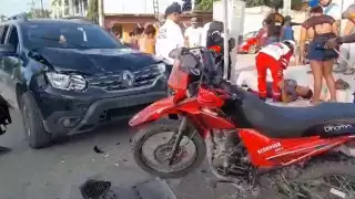 Dos albañiles en motocicleta resultaron lesionados tras ser impactados por una camioneta que no hizo alto obligatorio.