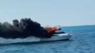 Las llamas invadieron parte de la embarcación en Quintana Roo