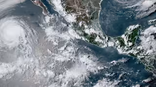 Genevieve se ubica a más de mil kilómetros de Cabo San Lucas sin peligro para el país.