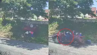 Un video en redes sociales muestra un accidente de un automóvil rojo en la Avenida Ramón Espínola, Campeche.