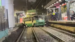 Así se veía el microbús en las vías del Tren Ligero
