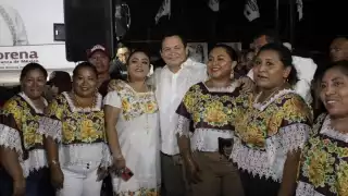 Joaquín Díaz Mena prometió impulsar el deporte y a la niñez en Chumayel