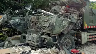 Un camión de volteo del Ejército Mexicano se impactó contra un paradero de pasajeros en la carretera Escárcega–Villahermosa.