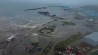 Videos difundidos en redes sociales muestran el dramático momento en el que las olas arrasan con instalaciones portuarias en la ciudad rusa de Severo Kurilsk